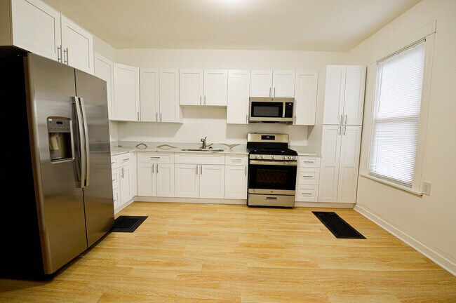 Building Photo - 3432 N Avers Ave