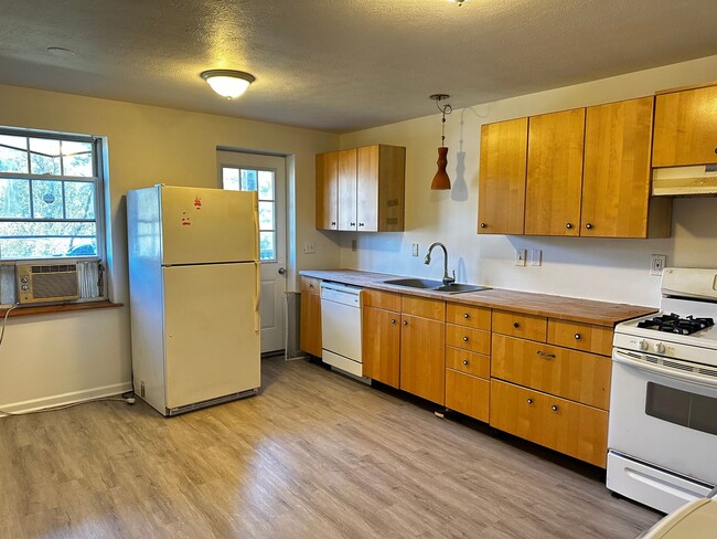 Foto del edificio - Spacious & Updated 2-Bedroom Apartment