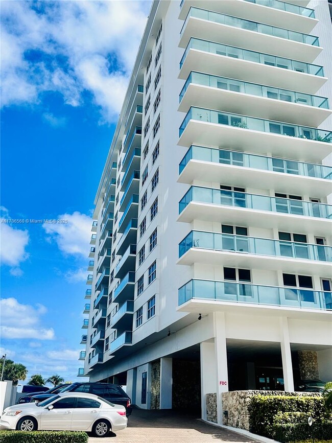 Foto del edificio - 9511 Collins Ave