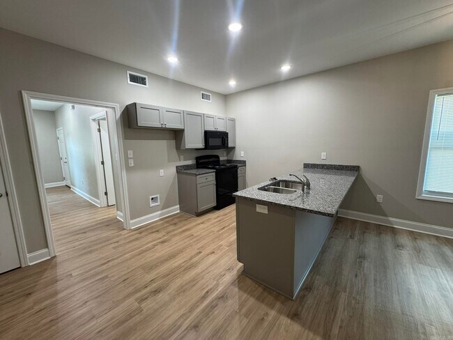 Foto del edificio - 221 N Elm St