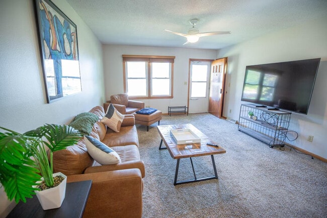 Building Photo - 202 NW Sharmin Dr