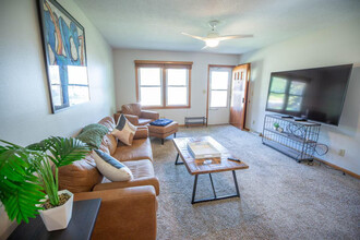 Building Photo - 202 NW Sharmin Dr