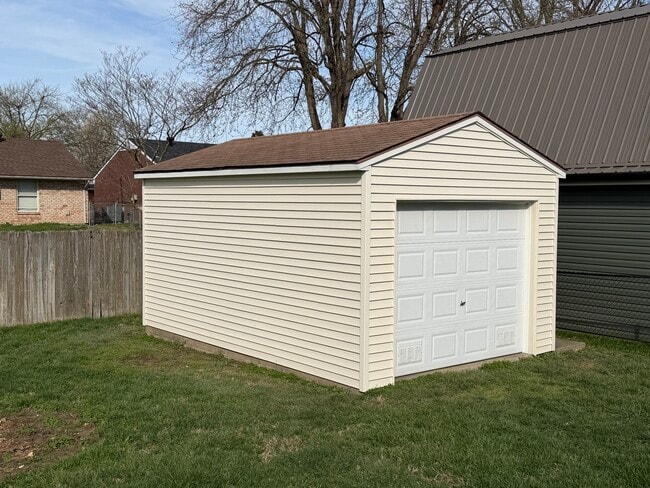 Garaje de almacenamiento de 18' x 12' - 2325 Palladio Ave