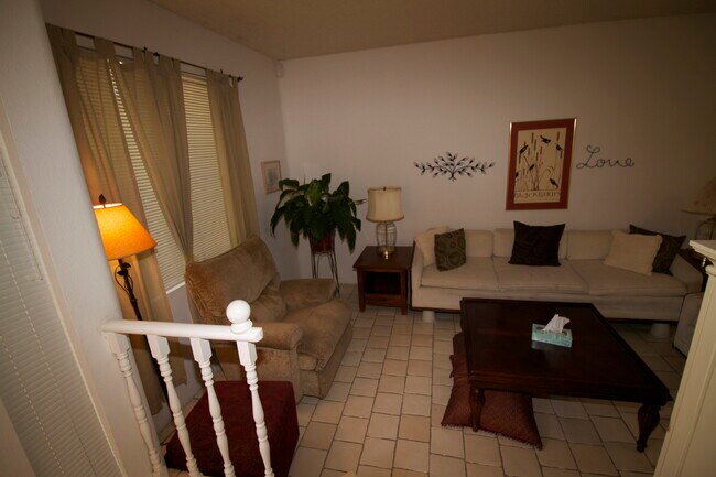 Foto del edificio - 401 E Vista Chino