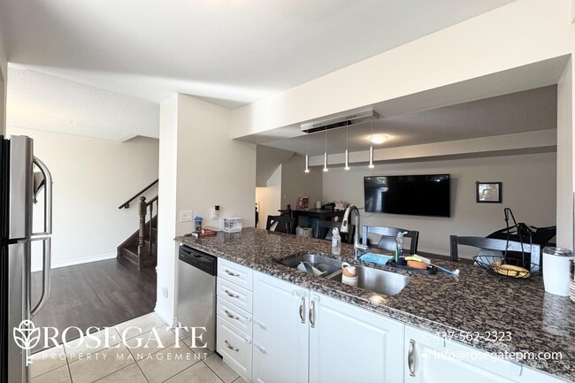 Photo du bâtiment - Newly Renovated 2-Bedroom Townhome in Oakv...