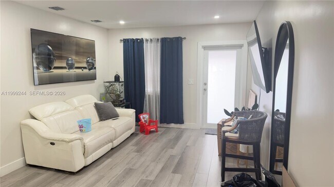 Foto del edificio - 434 Tamiami Blvd