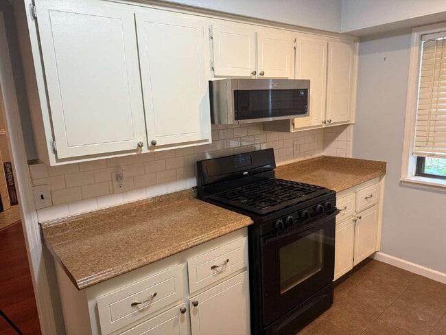 Building Photo - 3-Bedroom Home in Royal Oak – 1242 Sq. Ft....