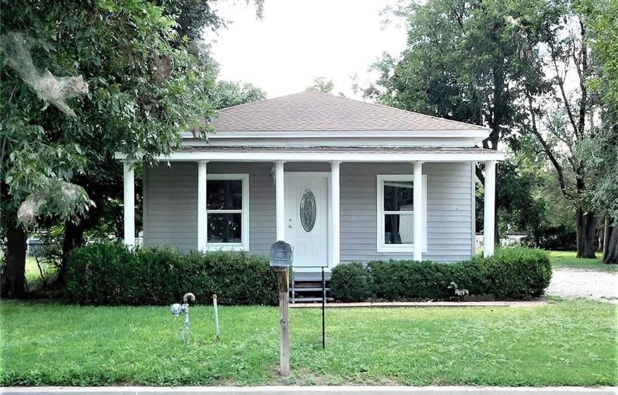 Primary Photo - Charming 2-Bedroom Home on 4 Acres