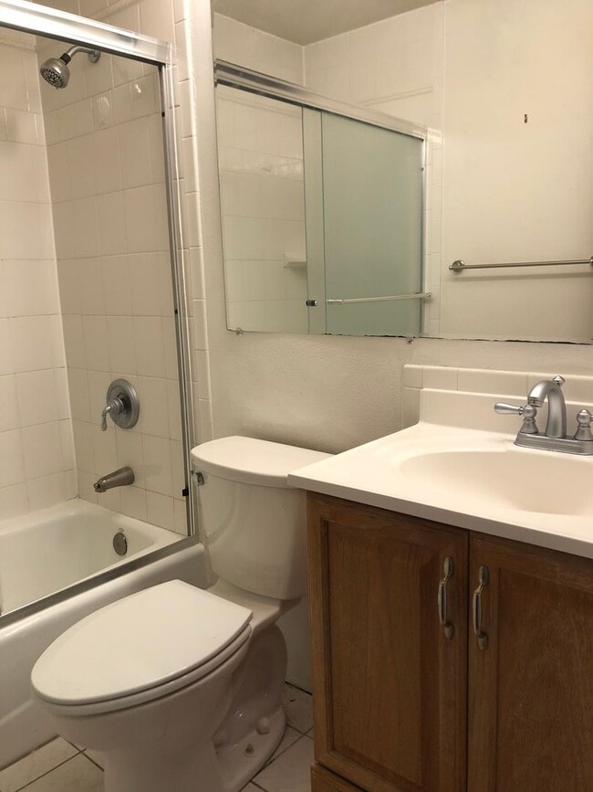 Building Photo - One Bedroom Main Level Condo for Rent Near CU