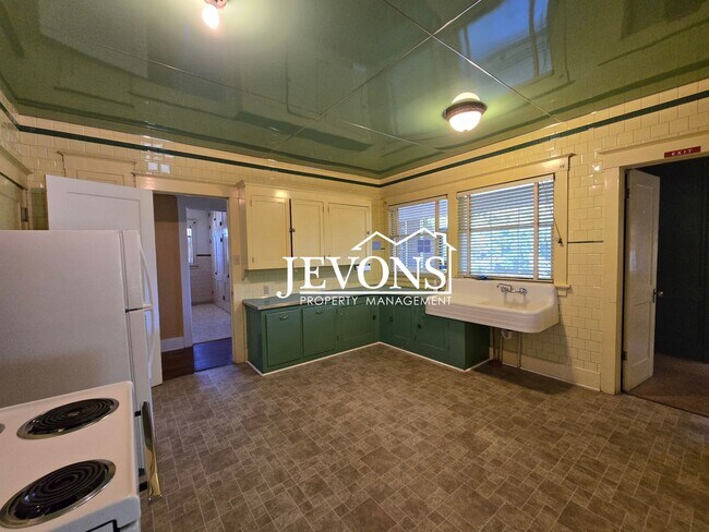 Building Photo - Charming 3-bedroom home with large backyar...