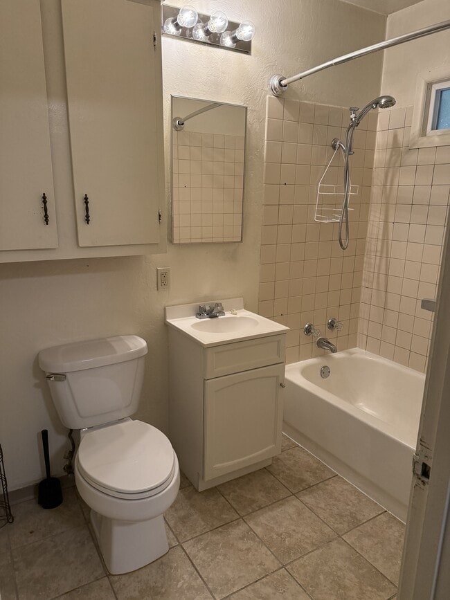 Building Photo - 588 Beverly Dr