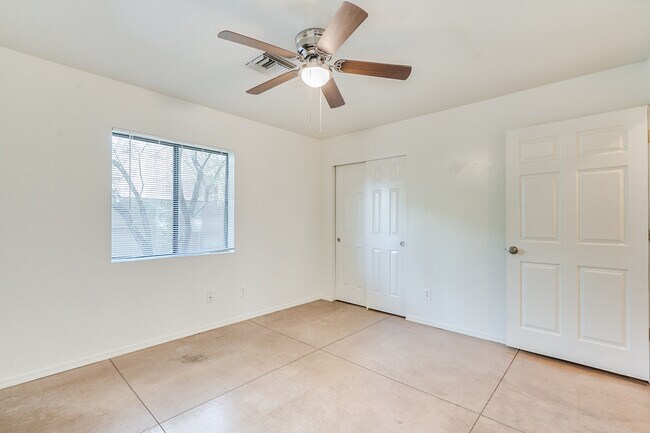 Dormitorio 1 - 3138 E Adams St