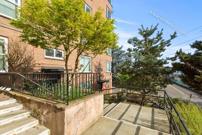 Building Photo - This Updated Goose Hollow Studio Won't Las...