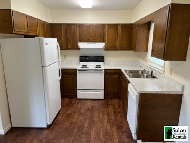 Building Photo - 2 BR Duplex in Secluded Location!