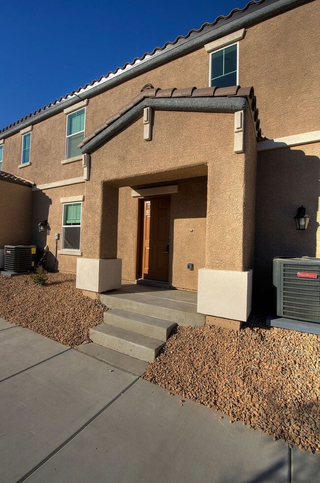 Foto del edificio - Newer Townhome - 3 Bedrooms + 2 Car Garage - E Craig & Nellis