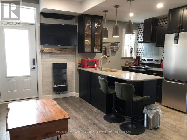 Building Photo - 45 Chestnut St