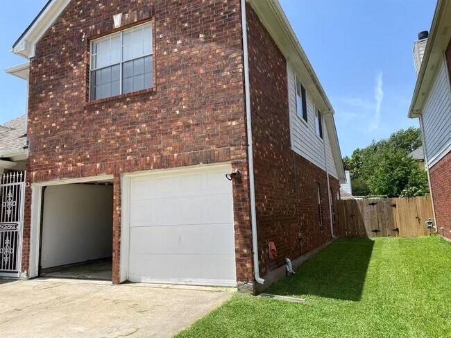 Building Photo - 11830 Meadow Pl Dr
