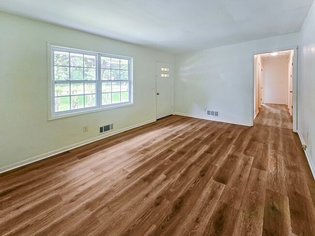 Building Photo - Large 3-Bedroom, 1.5 Bath Ranch at I-285 &...