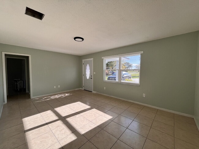 Building Photo - 113 Voss Ct