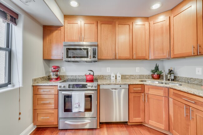 Amplia superficie de trabajo con encimeras de granito. - 1354 Euclid St NW