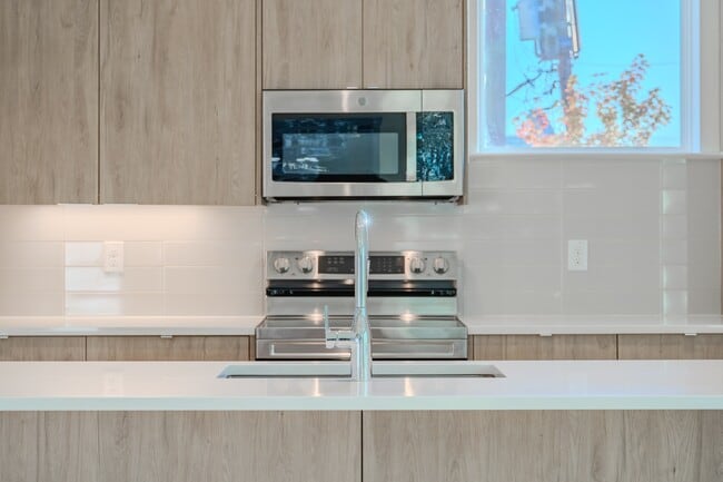 Building Photo - Stunning Modern Townhomes Newer Construction :: Henderson & Greenville Ave area