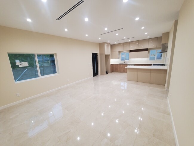 Building Photo - 3944 Vista Ct