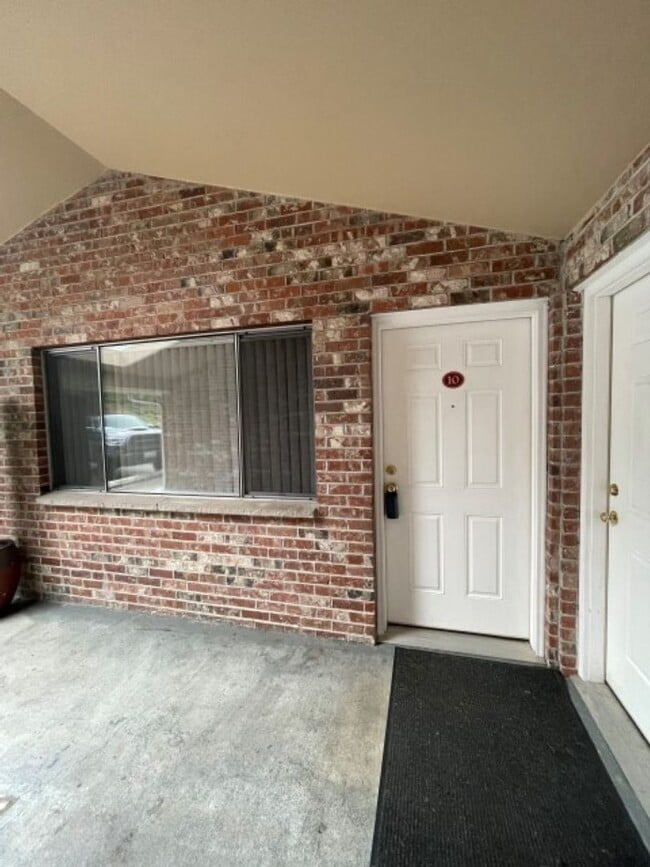 Building Photo - 2Bd/1.5Ba Lynnwood Townhouse