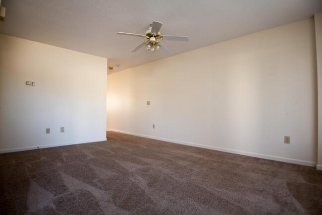 Building Photo - 606 Vantage Point