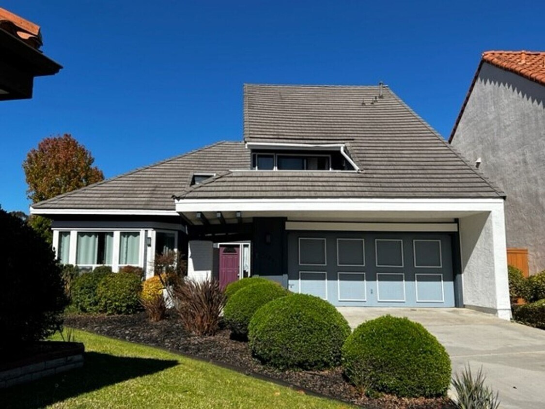 Foto principal - Gorgeous remodeled 4 bed/3 bath Carlsbad d...