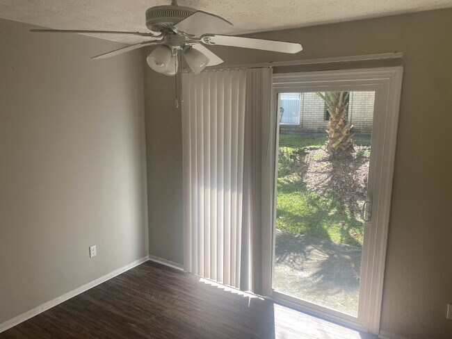 Building Photo - Gorgeous 2 Bedroom 1.5 Bathroom Condo With Stunning Flooring! AMAZING DEAL.