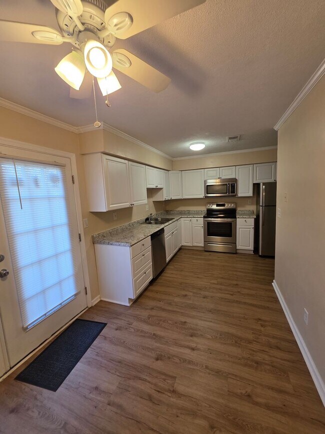 Foto del edificio - 3 BR 1.5 Bath Townhome located off Cedar road