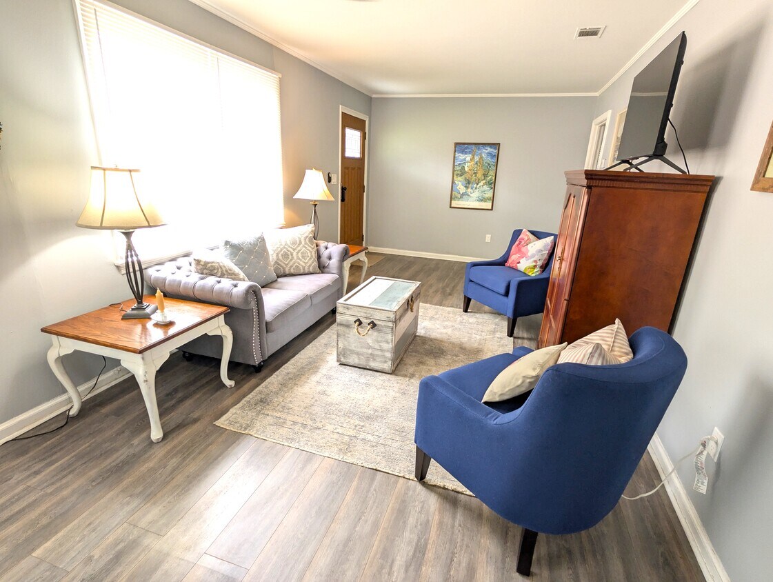 Sala de estar luminosa y acogedora con Smart TV - 4107 Crane St