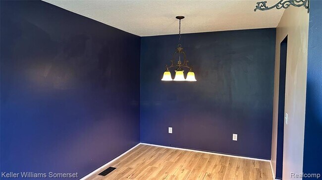 Foto del edificio - 685 E Fox Hills Dr