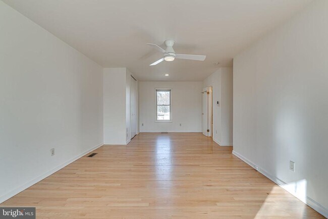 Building Photo - 2419 1st St S