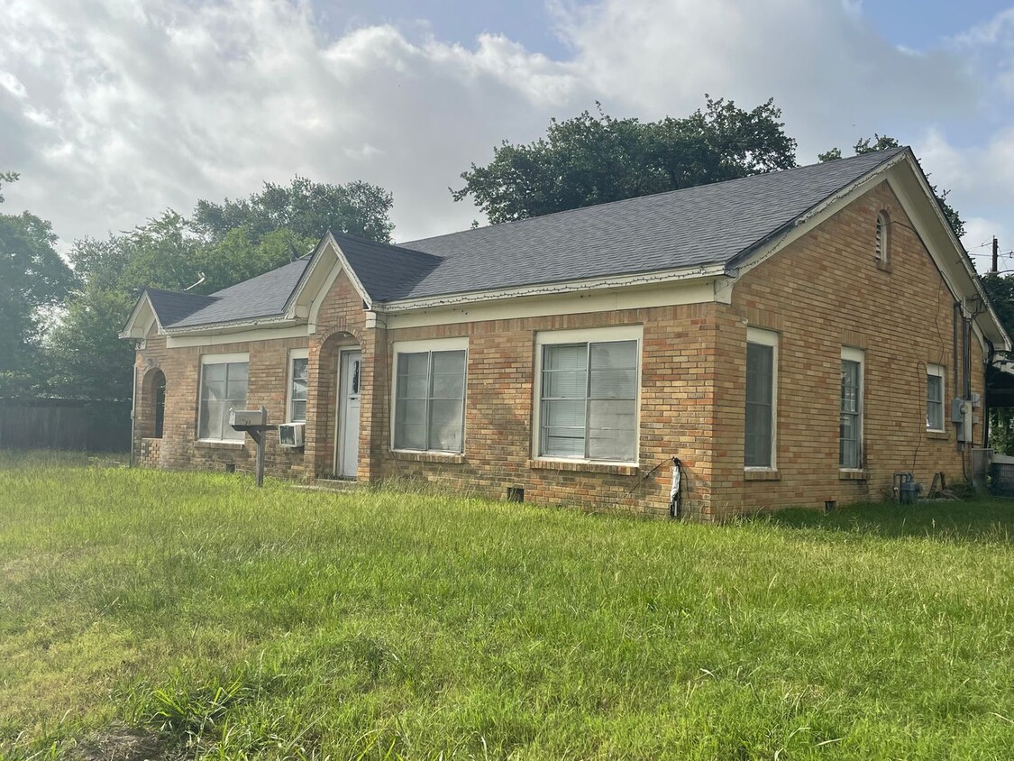 Primary Photo - 3/1 House over looking Sue Haswell Park