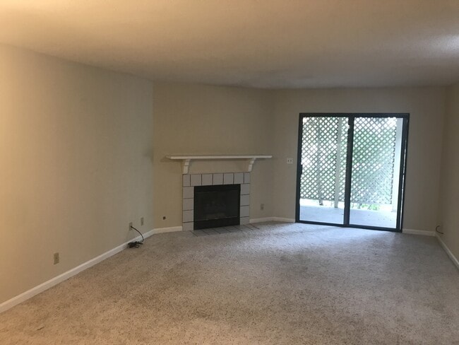 Building Photo - Beautiful 2 bed + 2 bath condo convenientl...