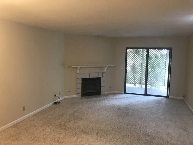 Foto del edificio - Beautiful 2 bed + 2 bath condo convenientl...