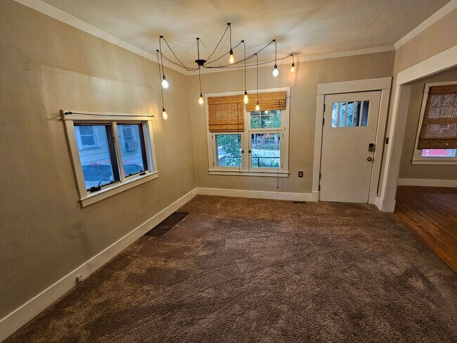 Building Photo - 2 bed 1 bath located in Ivy Wild!