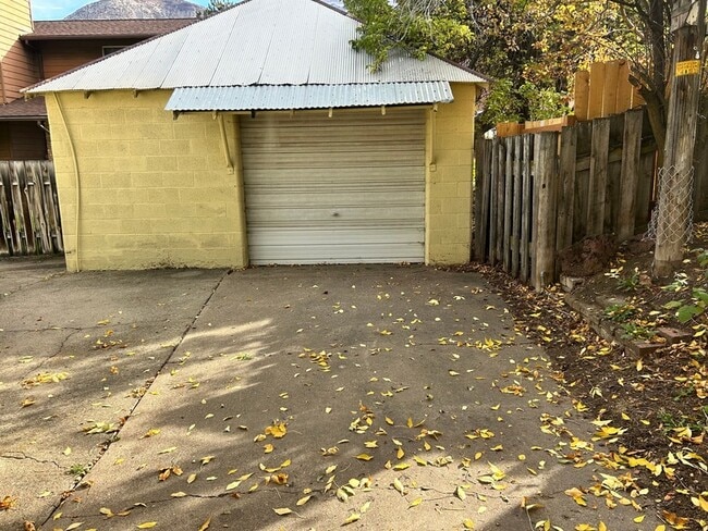 Building Photo - 3580 Van Buren Ave