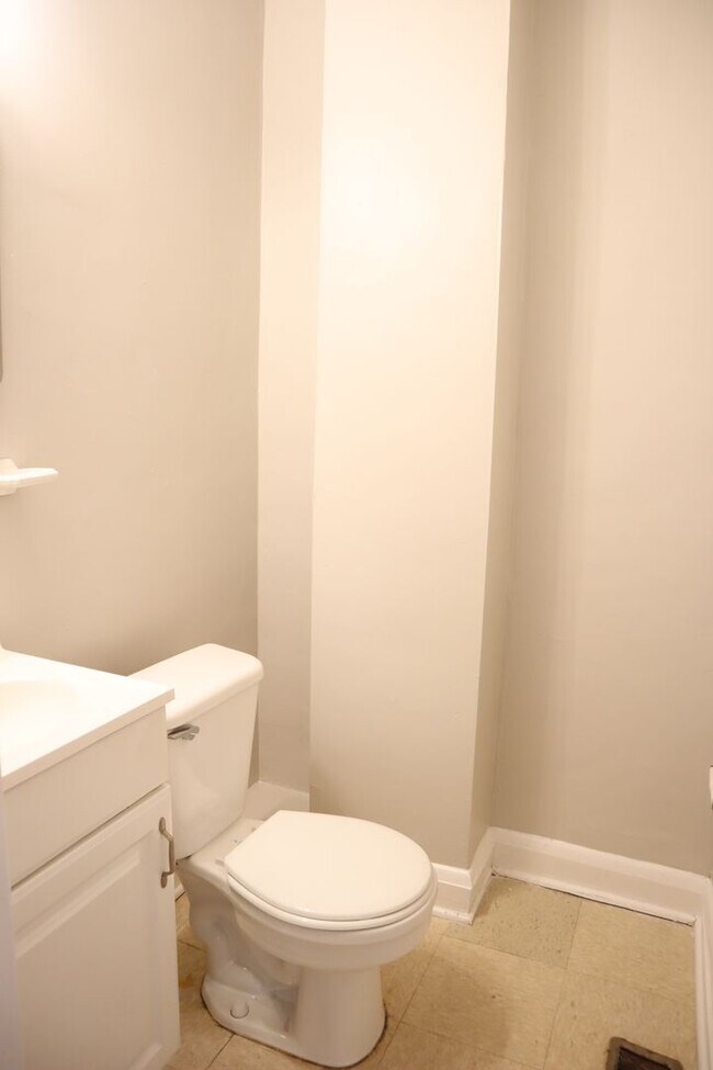 Foto del edificio - TOWNHOUSE AVAILABLE FOR RENT IN THE BEAUTIFUL BELEVDERE SQUARE NEIGHBORHOOD!!!!