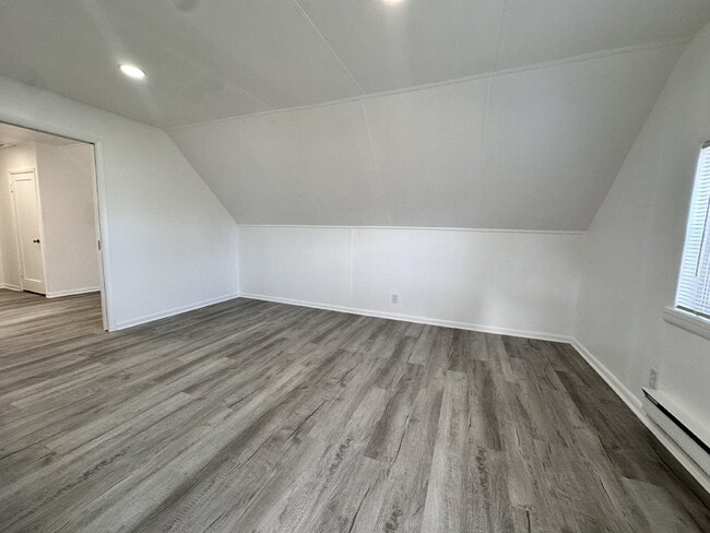 Building Photo - Gorgeous top-floor unit in a beautiful his...