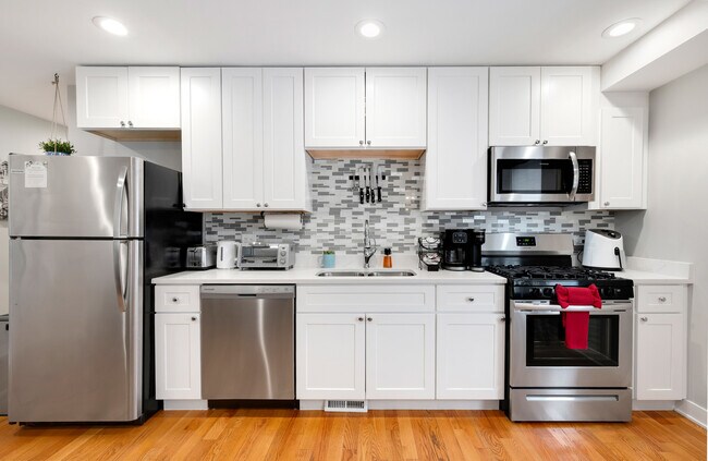 Building Photo - 2440 W 24th Pl