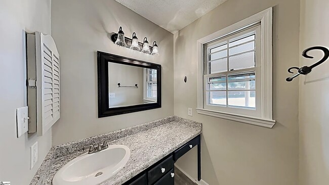 Building Photo - 2 Somersett Dr