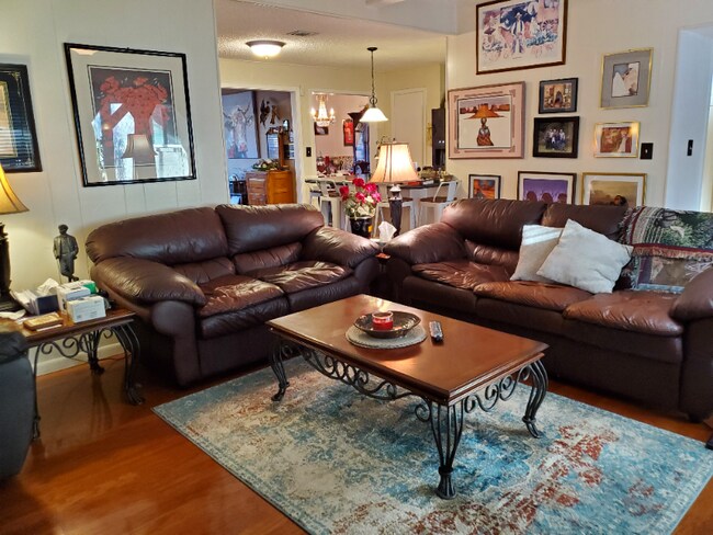 Foto del edificio - 9411 Cedar Crest Dr
