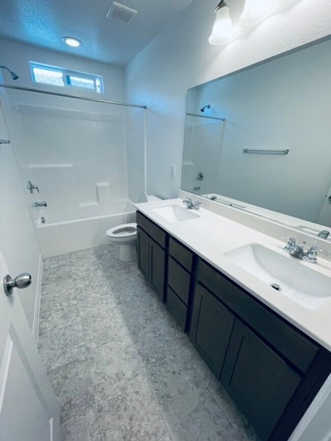 Foto del edificio - BEAUTIFUL 4 BEDROOM + LOFT HOME LOCATED IN...
