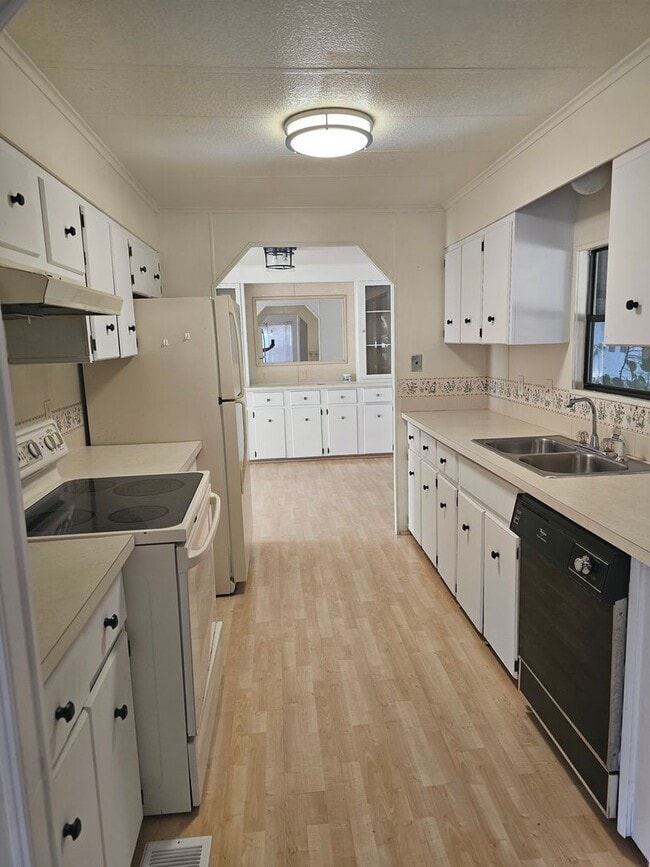 Photo - NICE & LARGE!  2 BEDROOM / 2 BATH MANUFACT... House