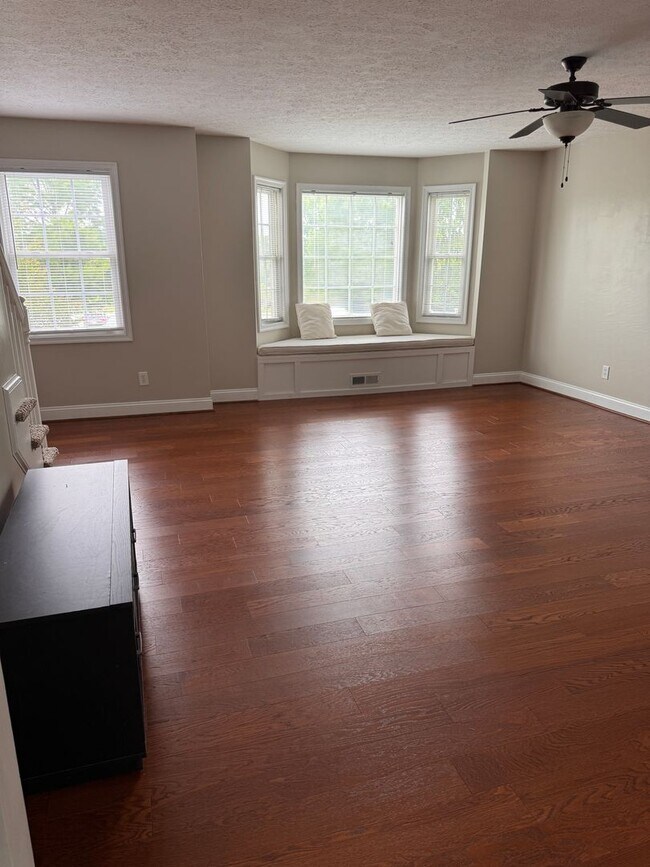 Foto del edificio - 3 Bedroom || 2 Full Bathroom & 2 Half Bathroom Townhome