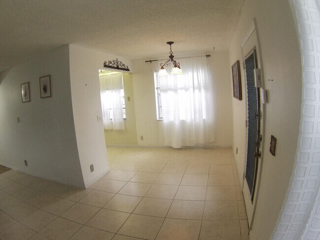 Foto del edificio - 556 Capri L