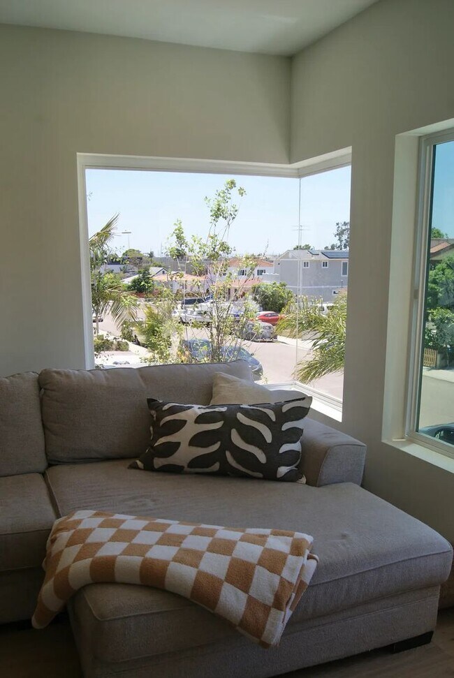 Building Photo - Modern Luxury Fully Furnished Townhome wit...