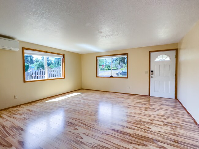 Foto del edificio - Spacious 3 Bedroom 1 Bath Ranch House  in Milwaukie! Washer and Dryer Included!